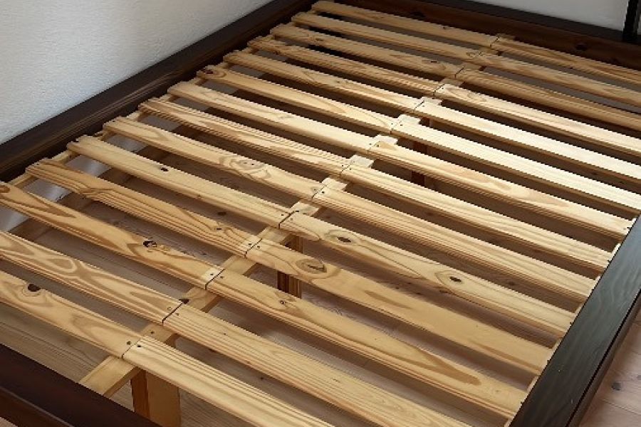 Zu verschenken 140x200cm mit Matratze und Rost, Spannbettlaken 2x… - Bild 3