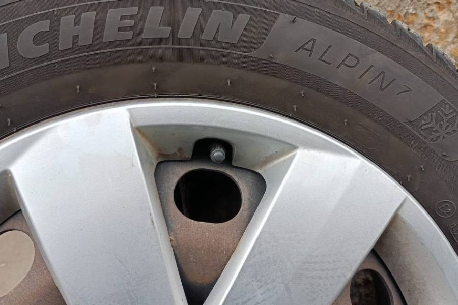 Winterreifen 205/55 R16 mit Stahlfelgen und Schneeketten - Bild 3
