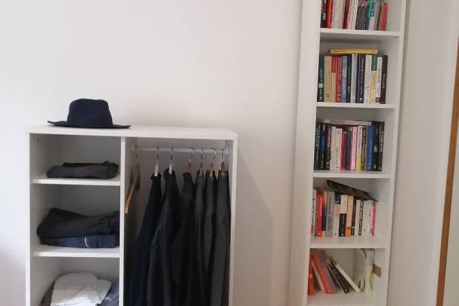 Garderobe und Bücherschrank - Bild 1