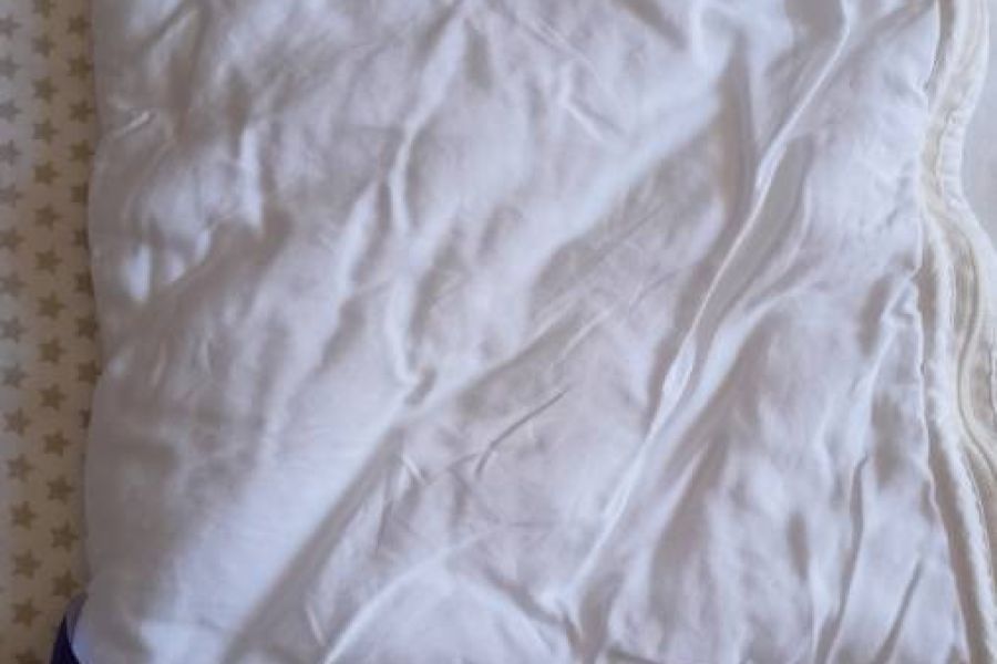 Bett mit Kopfkissen und 2 Stück Bettbezug - Bild 2