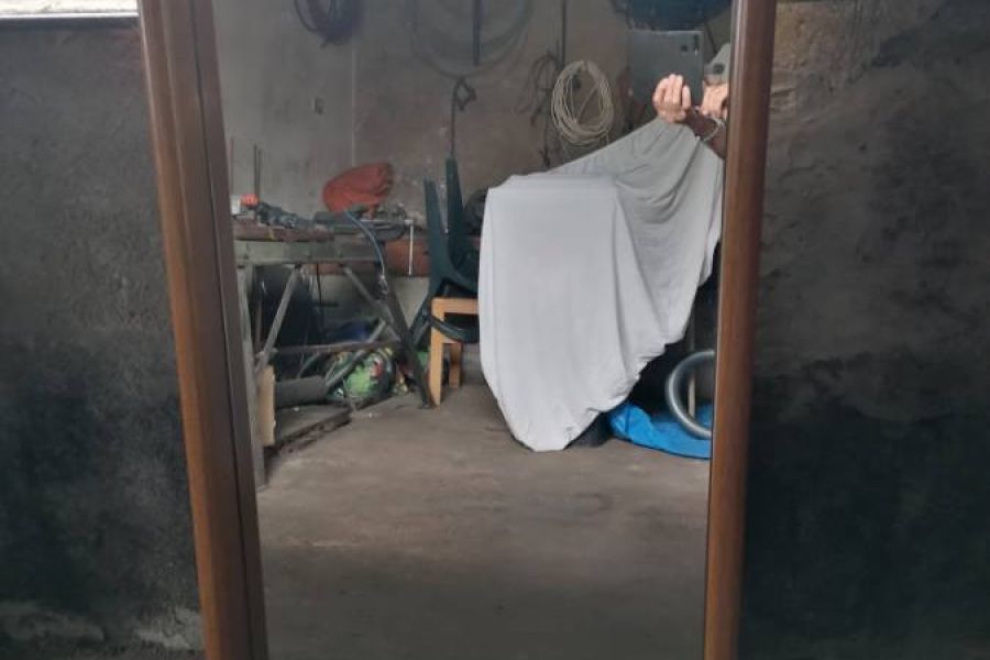 Wir hätten 1 Garderobenspiegel mit Holzumrahmung - Bild 1
