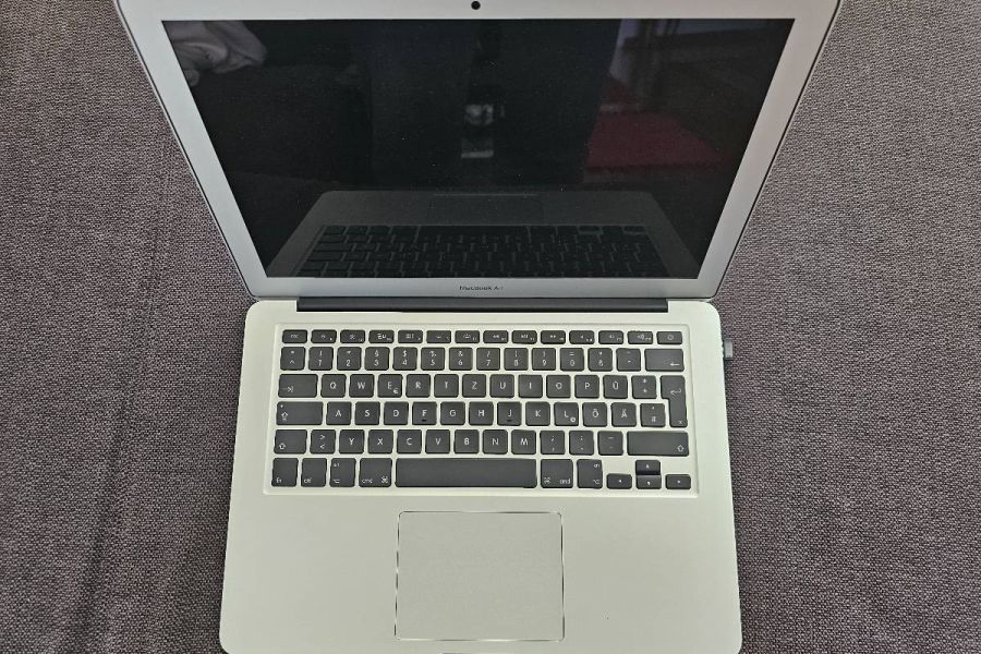 Verkaufe gut erhaltenen MacBook Air 13", 4GB - Bild 1