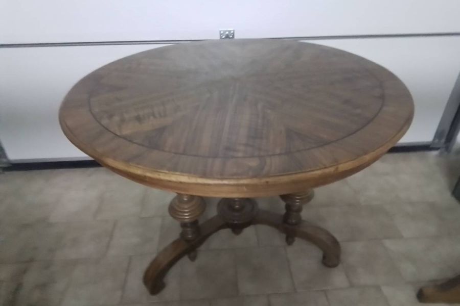 Runder Tisch in Nussholz - Bild 4