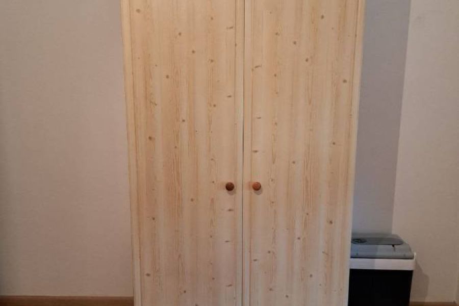 Kleiderschrank Holz günstig abzugeben - Bild 1