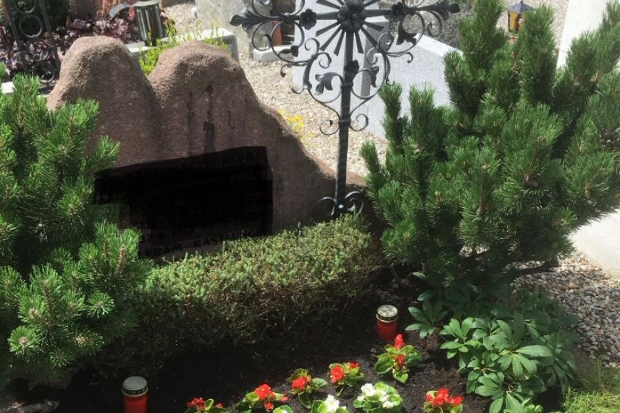 Grabstein mit schmniedeisernem Kreuz für Doppelgrab in Meran-Untermais - Bild 2