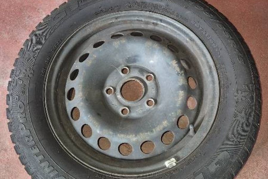 Verkaufe vier neuwertige Winterreifen auf Felgen!!! - Bild 2