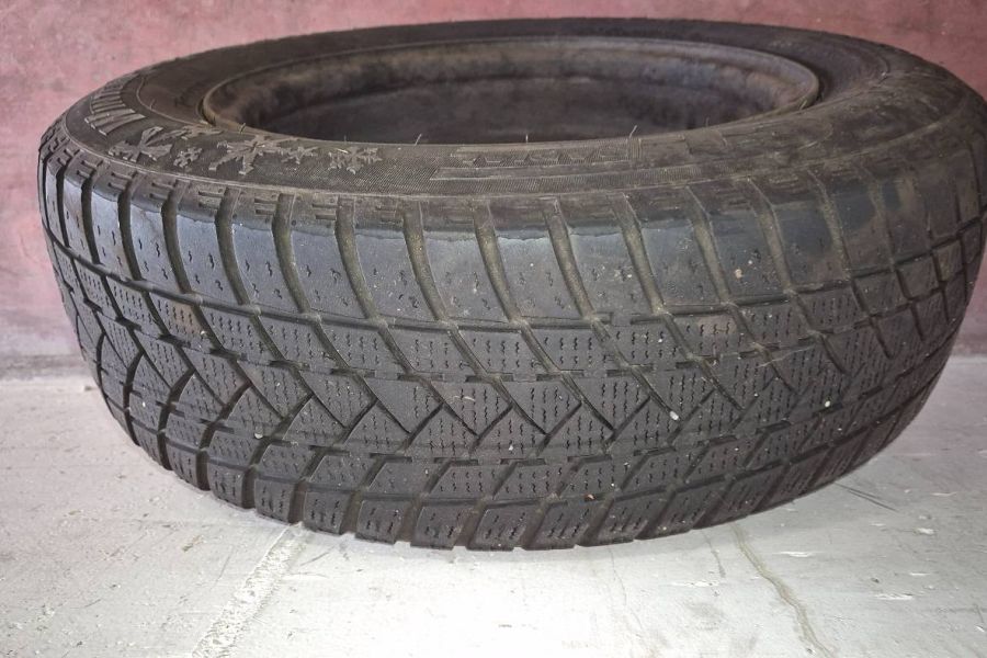 Verkaufe vier neuwertige Winterreifen auf Felgen!!! - Bild 3
