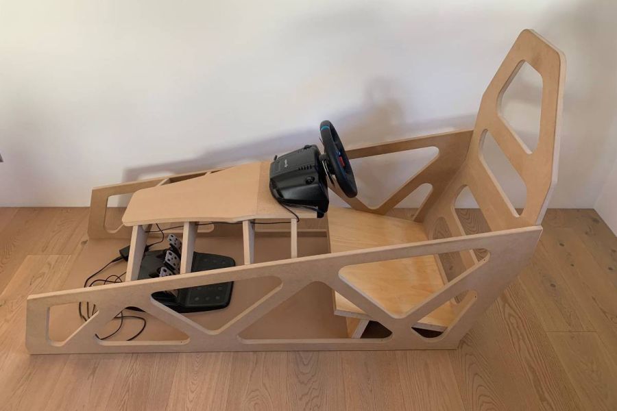 Rennsimulator mit Logitech Lenkrad+Pedale - Bild 1
