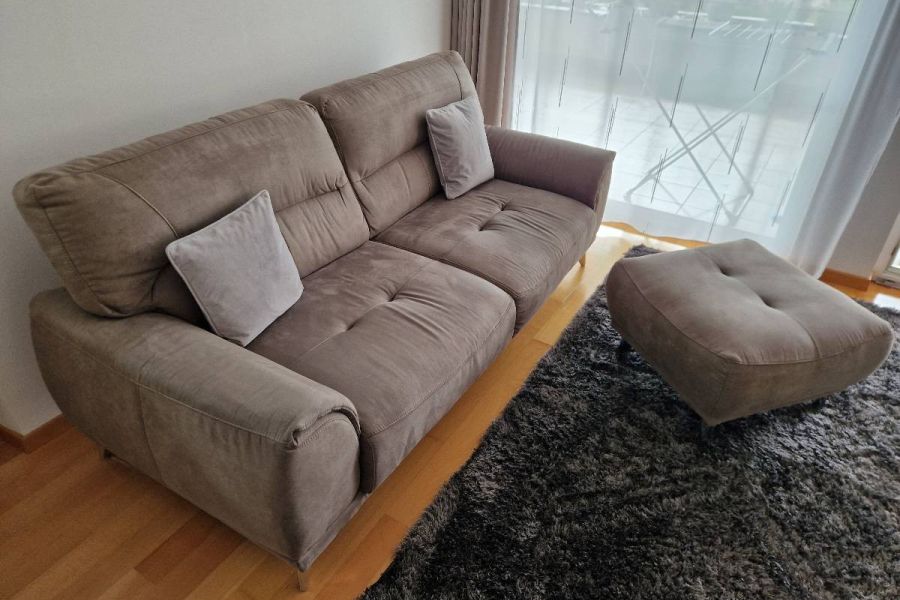 Elegantes Sofa mit Pouf in ausgezeichnetem Zustand - Bild 2
