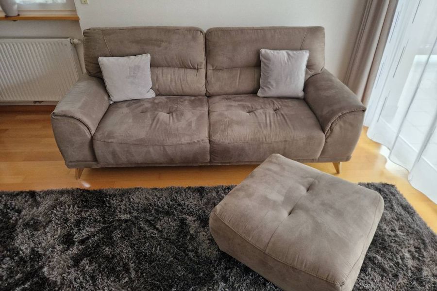 Elegantes Sofa mit Pouf in ausgezeichnetem Zustand - Bild 3