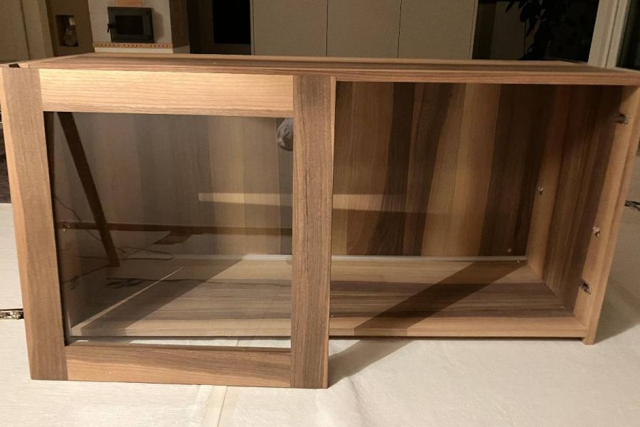 Wand-Vitrine aus Nuss - Bild 1