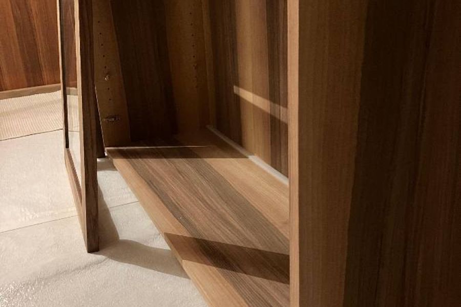 Wand-Vitrine aus Nuss - Bild 3