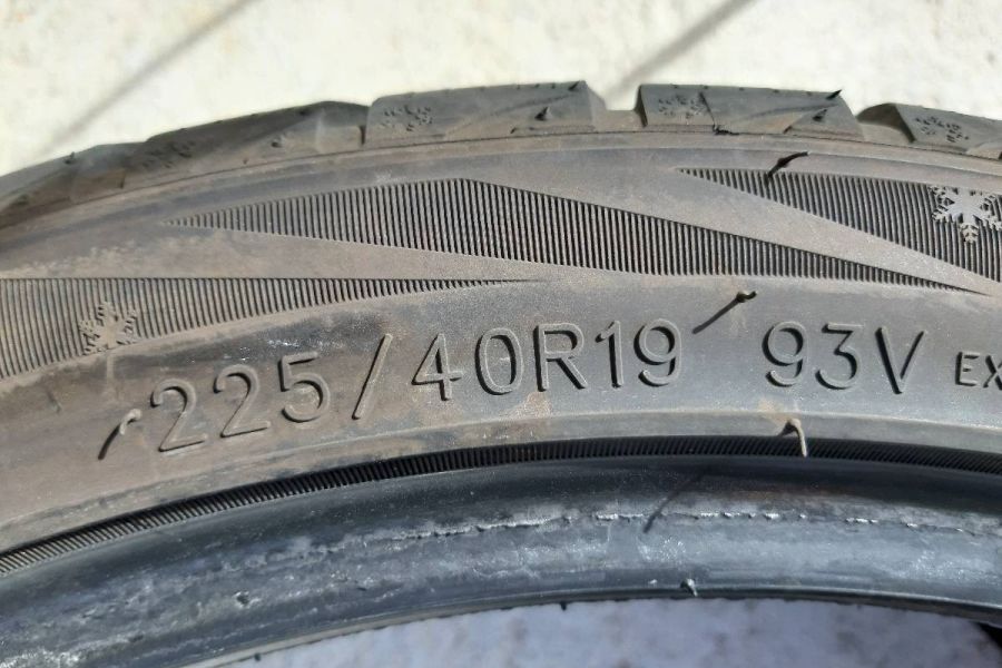 2 Winterreifen 225/40 R19 93V - Bild 1