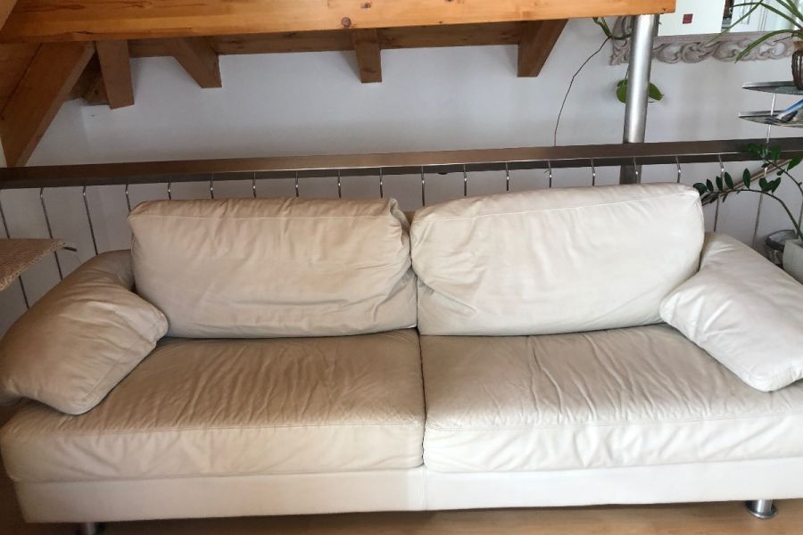 Cremefarbener weißer Lederdiwan zu verschenken - Bild 1