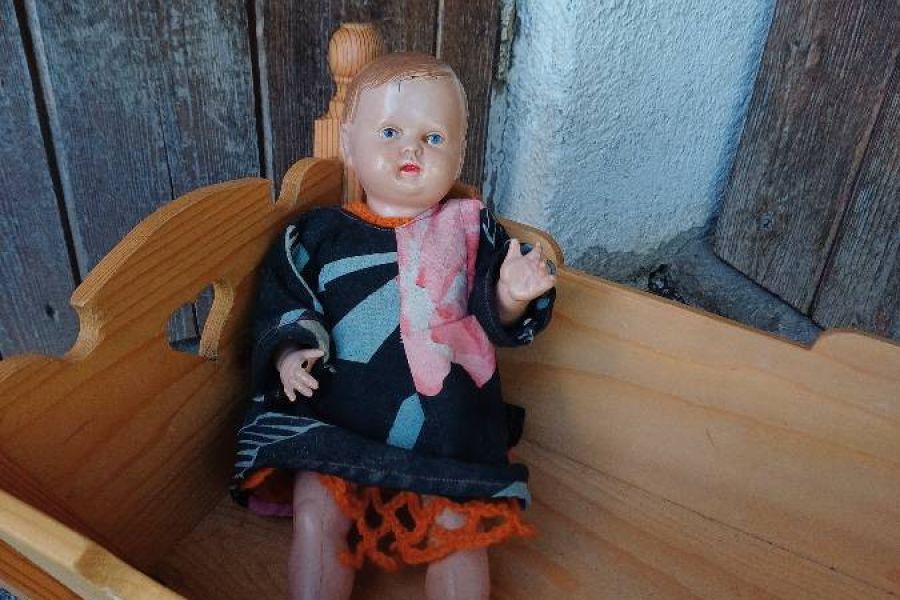 Kleine Puppenwiege mit alter Puppe - Bild 2