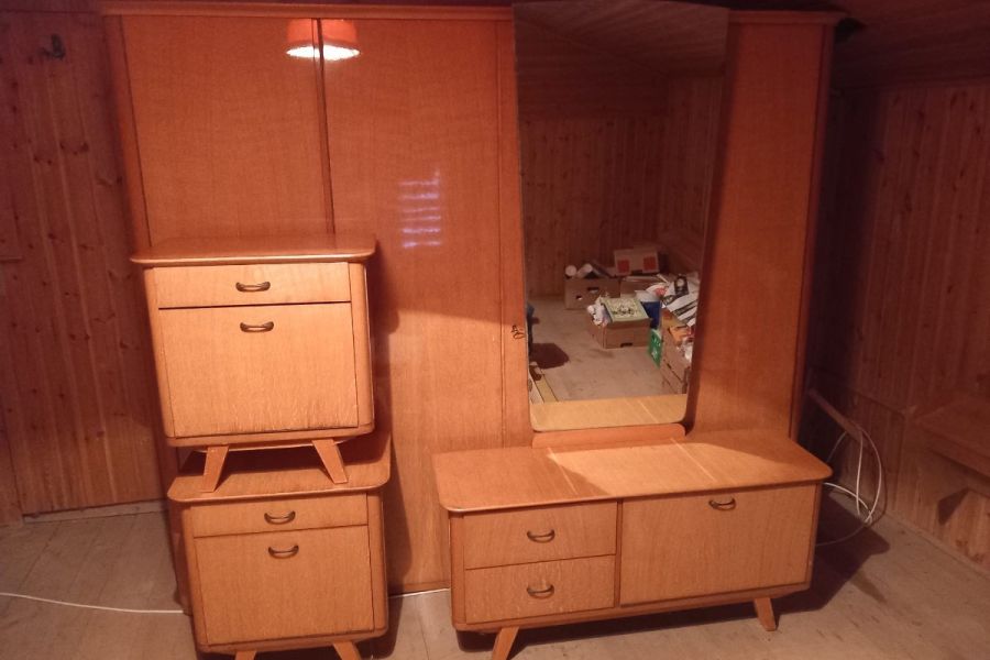 Kleiderschrank mit Nachttischkästchen - Bild 1