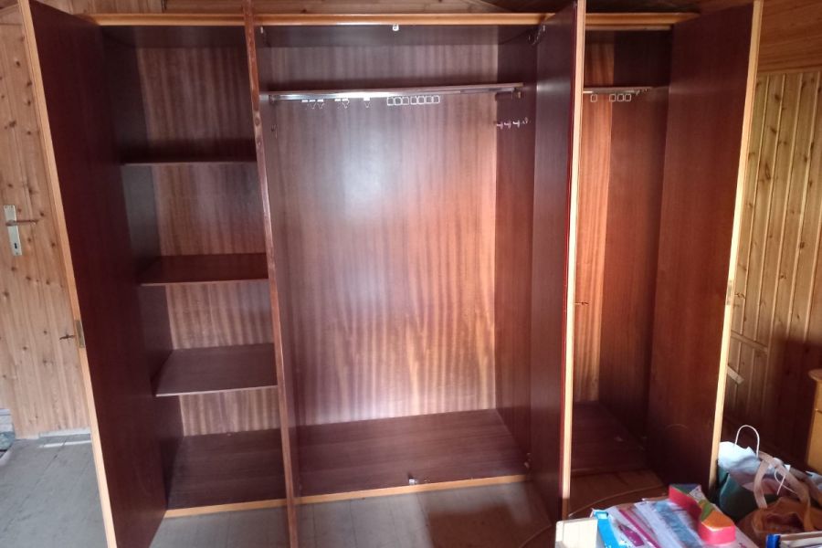 Kleiderschrank mit Nachttischkästchen - Bild 2