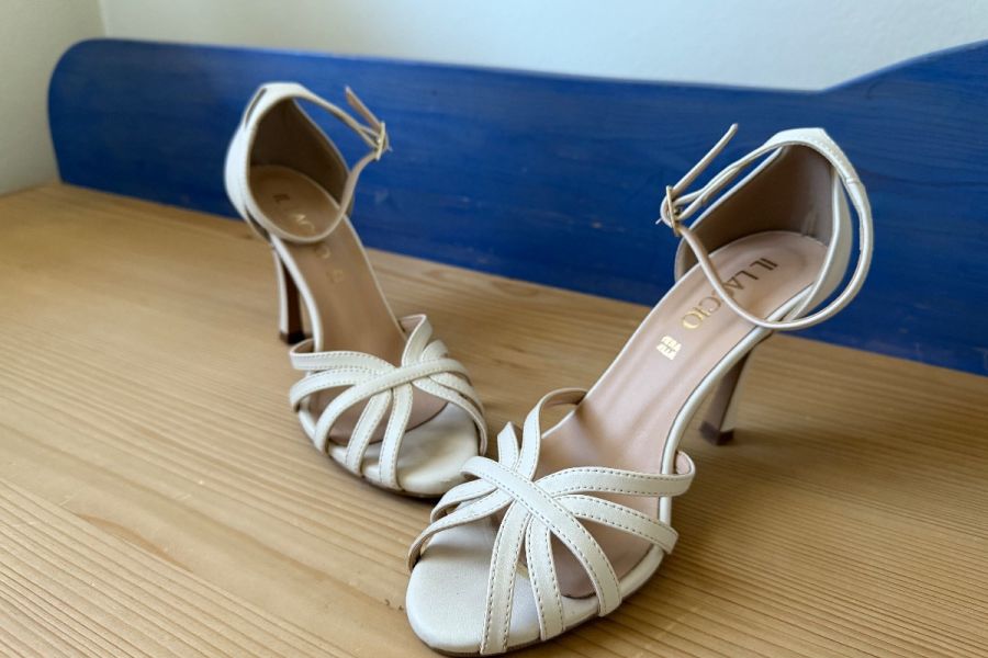 Hochzeitskleid mit Schleier und Schuhen - Bild 4