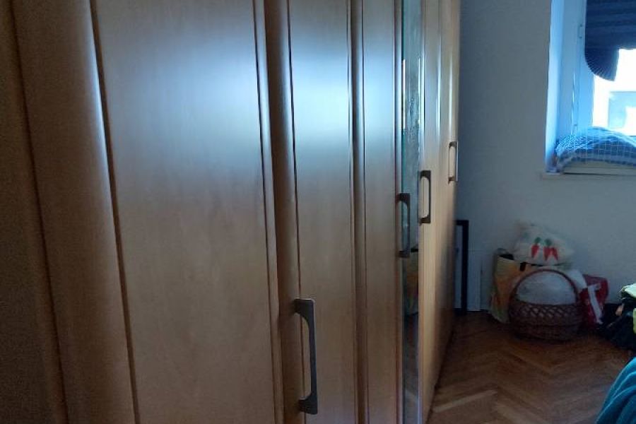 Kleiderschrank hochwertig, 7 Türen mit praktischer Inneneinteilung - Bild 2