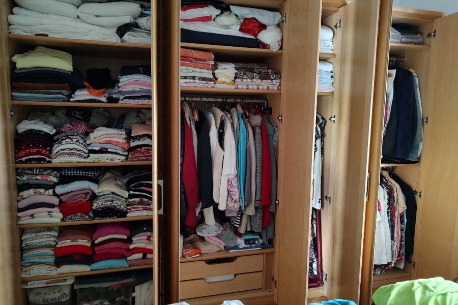 Kleiderschrank hochwertig, 7 Türen mit praktischer Inneneinteilung - Bild 4
