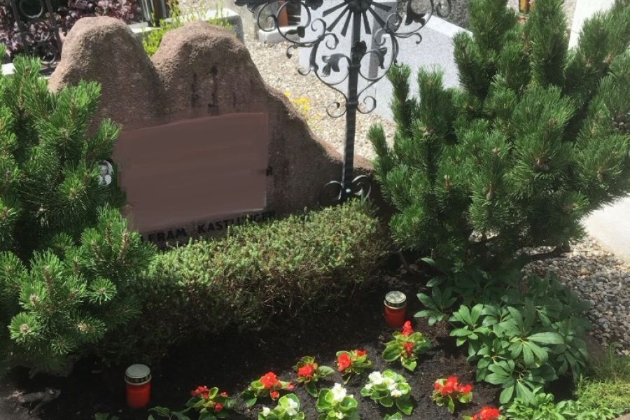 Grabstein mit schmiedeisernem Kreuz im Friedhof Meran-Untermais - Bild 2