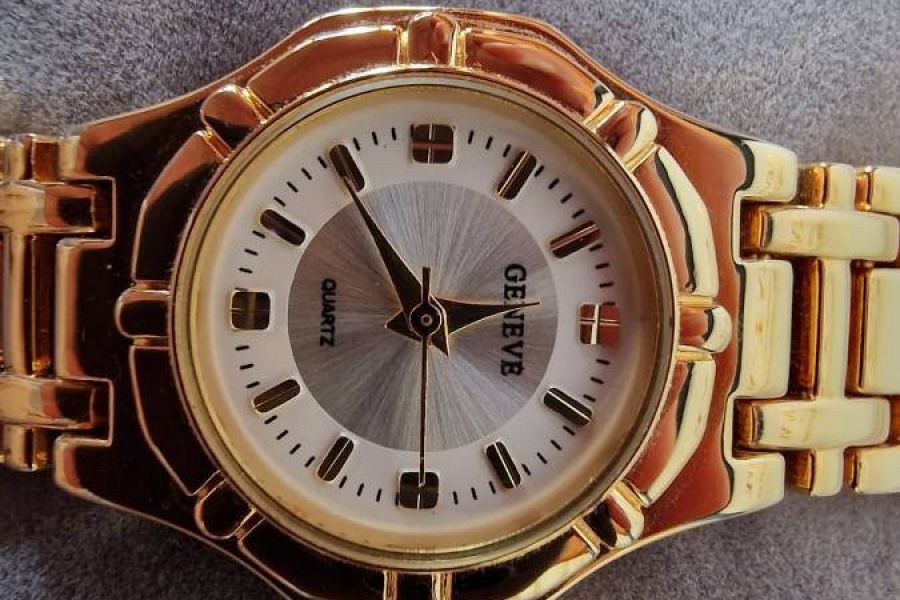 Ungetragene elegante goldfarbene Damenuhr von Geneve - Bild 2