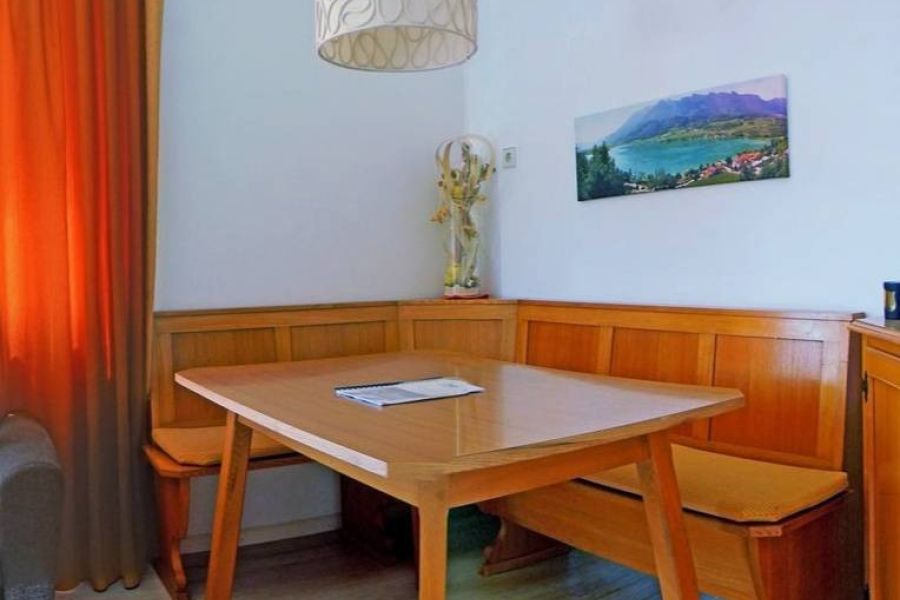 Verkaufe Eckbanksitzgruppe (Tisch + Eckbank) - Bild 1