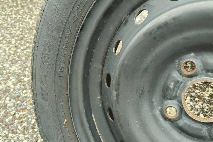 Winterreifen auf 4 Loch Stahlfelgen - Bild 2