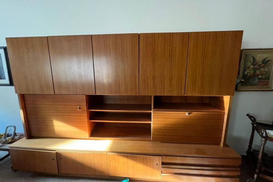 Wohnzimmerschrank aus Nussbaumholz - Bild 1