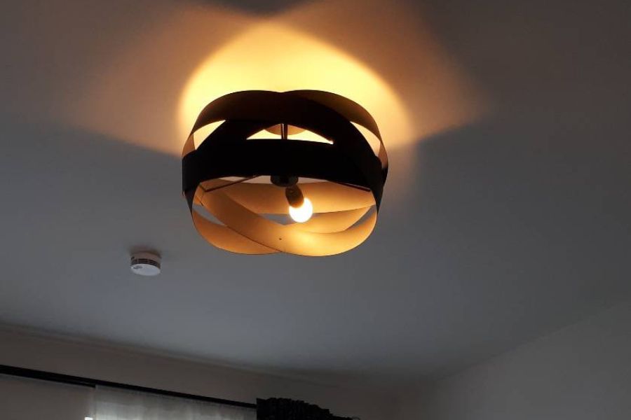 Verkaufe moderne, schwarze Lampe inkl. Leuchtmittel - Bild 1