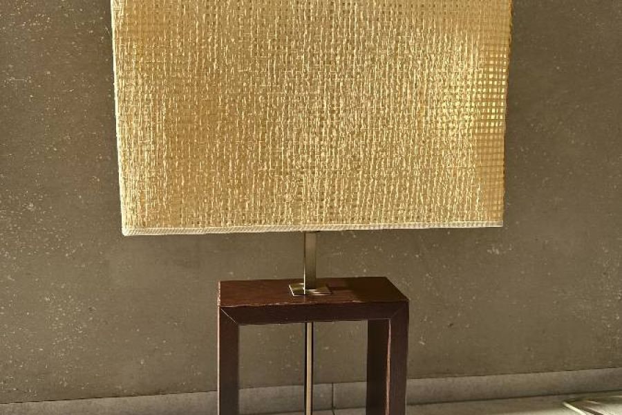 Neuwertige Tischlampe  mit rechteckigem Lampenschirm zu verkaufen - Bild 1