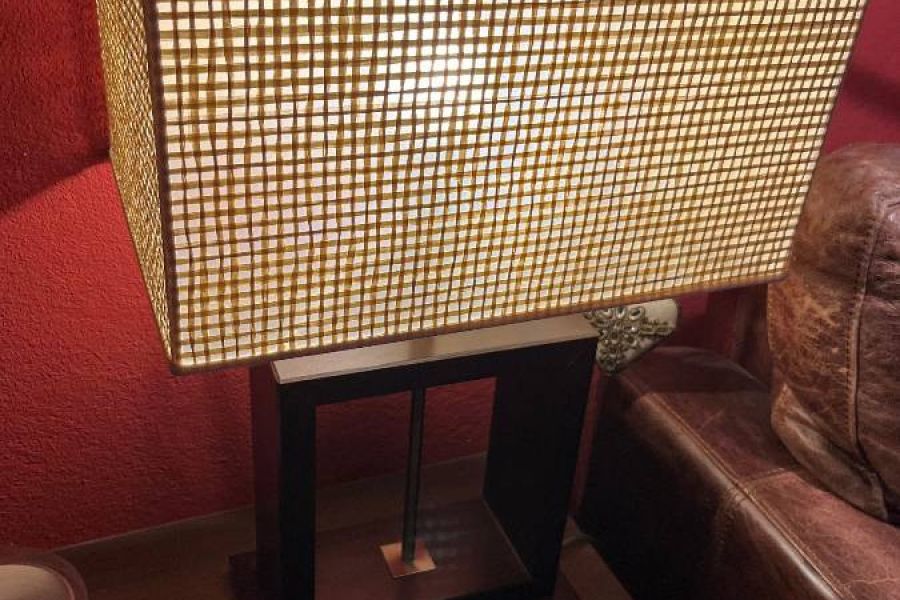 Neuwertige Tischlampe  mit rechteckigem Lampenschirm zu verkaufen - Bild 3