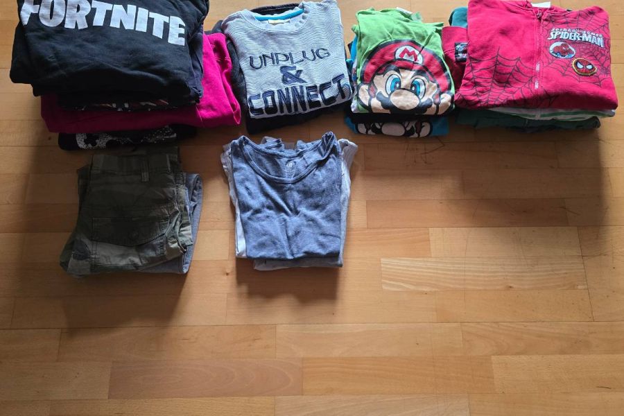 Viele verschiedene Bubenkleidung zu verkaufen, Gr 134/140 bei Interess - Bild 1