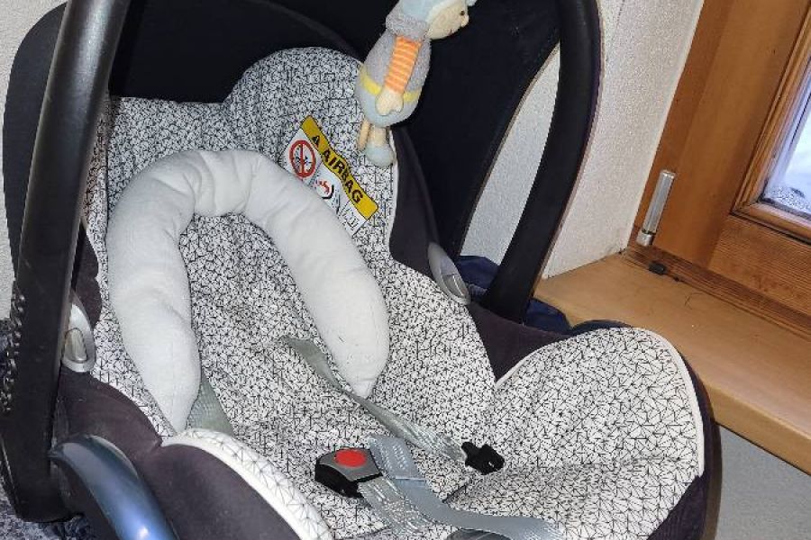 Maxi Cosi mit Babyeinsatz und Sonnenschutz - Bild 1