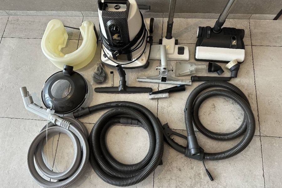 DELPHIN Premium-Staubsauger mit vielen Zubehörteilen zu verkaufen - Bild 1