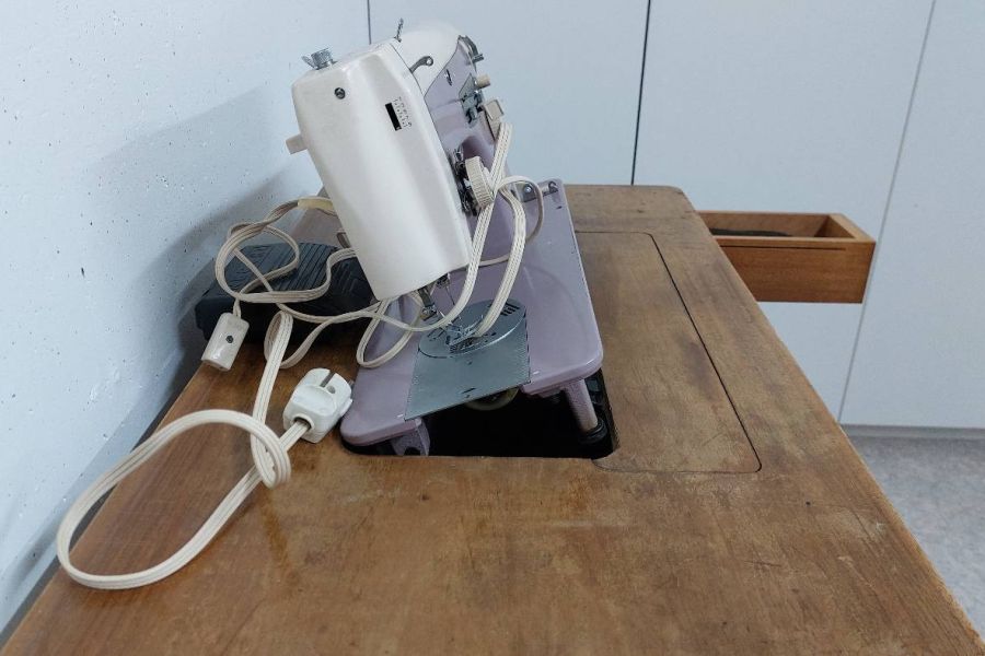 Nähmaschine mit Nähtisch - Bild 1