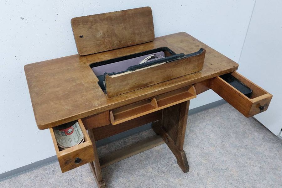 Nähmaschine mit Nähtisch - Bild 4