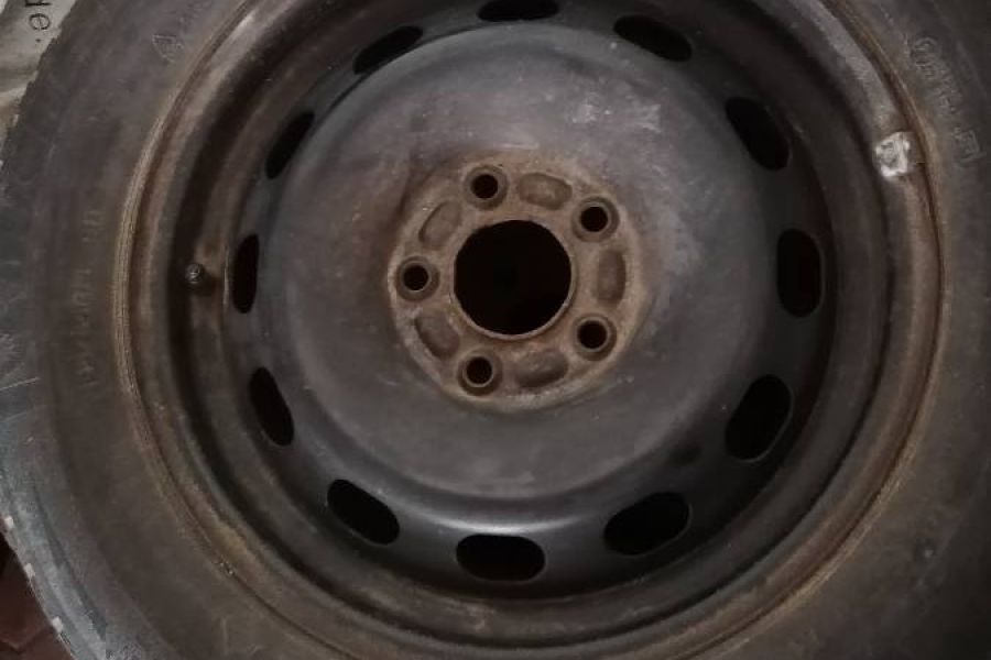 Gebrauchte Autoreifen mit Felgen - Bild 1
