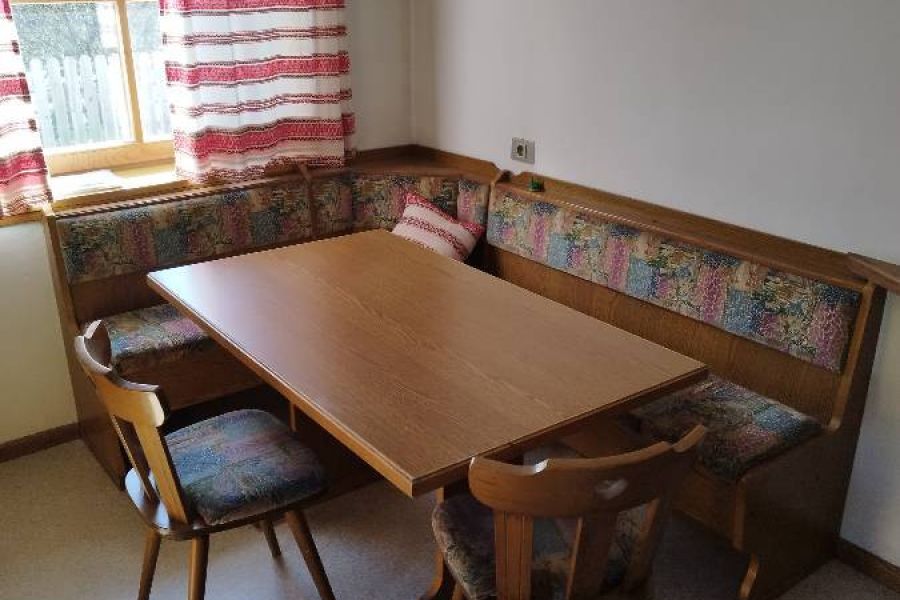 Eckbank mit Tisch und Stühlen - Bild 1