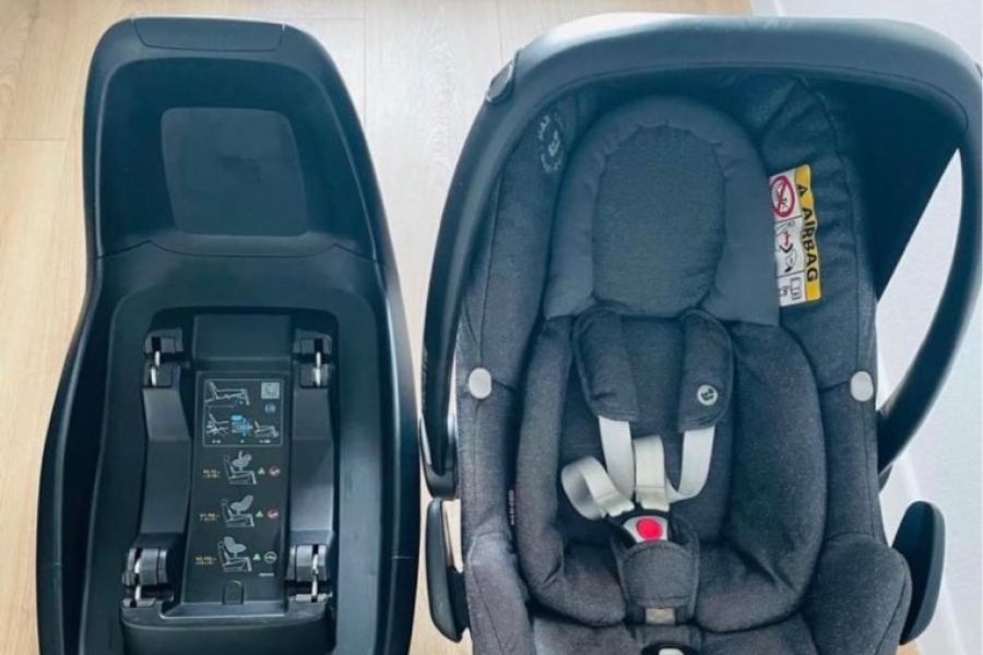 Babyschale mit Isofixstation und Sommerbezug - Bild 1