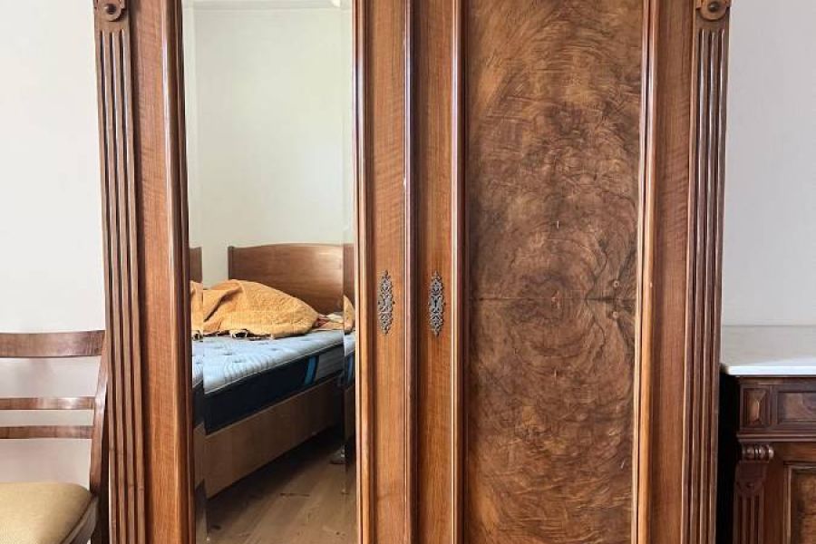 Schlafzimmer aus Nussholz - Bild 1