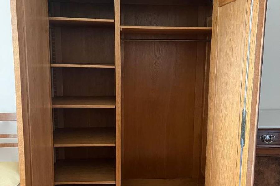 Schlafzimmer aus Nussholz - Bild 2