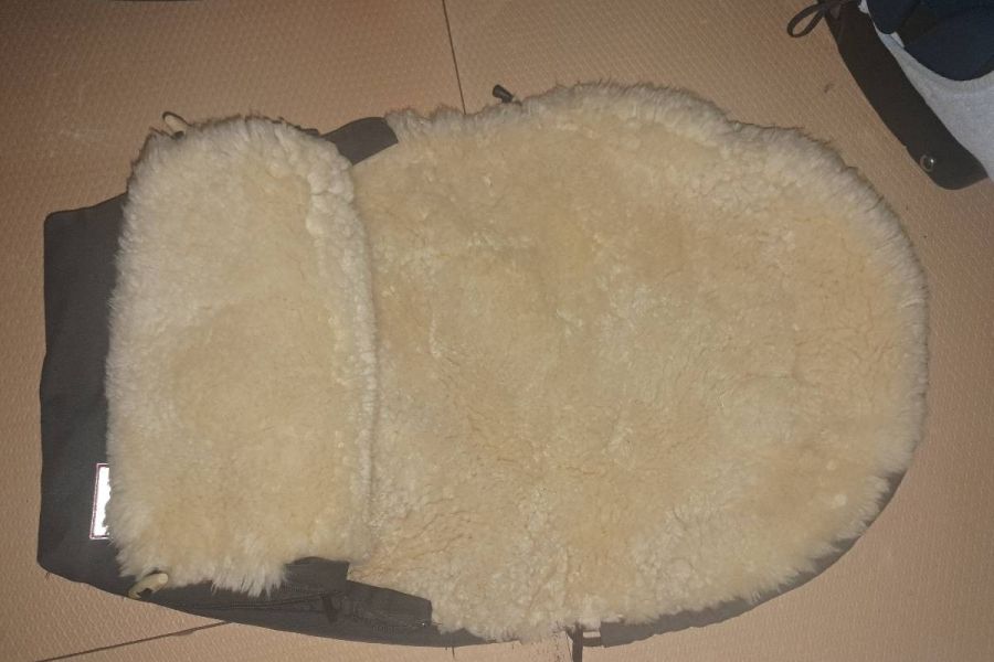Echte Lammfellauflage / Fußsack / Einlage für Babyschale Gurtschlitze - Bild 1