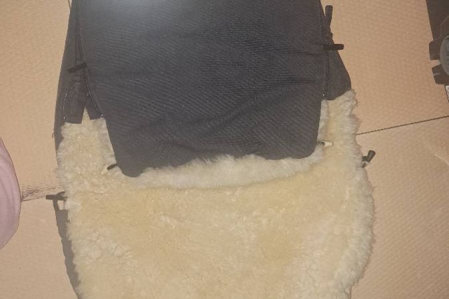 Echte Lammfellauflage / Fußsack / Einlage für Babyschale Gurtschlitze - Bild 2