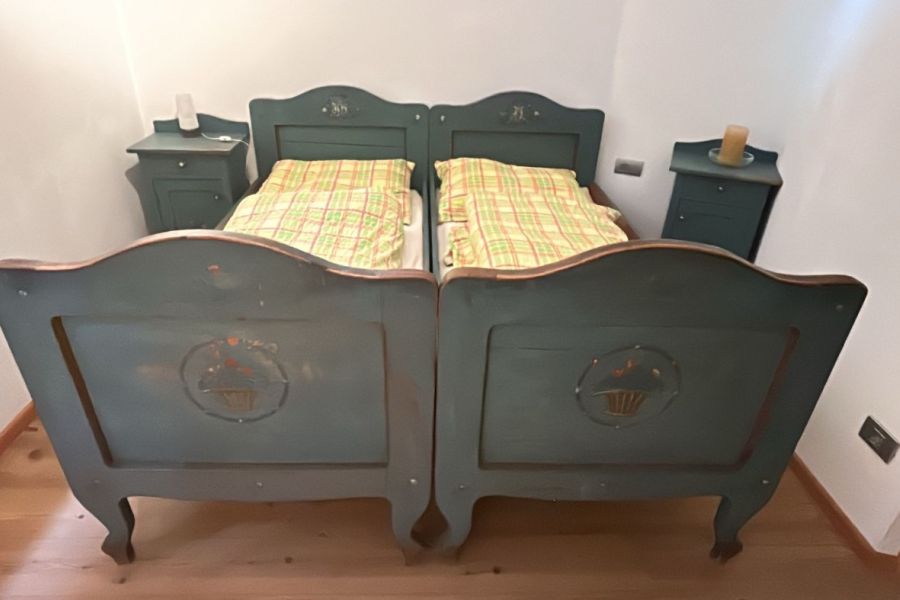 Verkaufe antike Bauernbetten mit Nachtkästchen - Bild 1