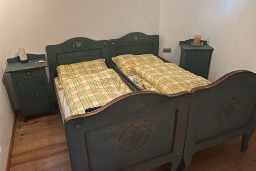 Verkaufe antike Bauernbetten mit Nachtkästchen - Bild 2