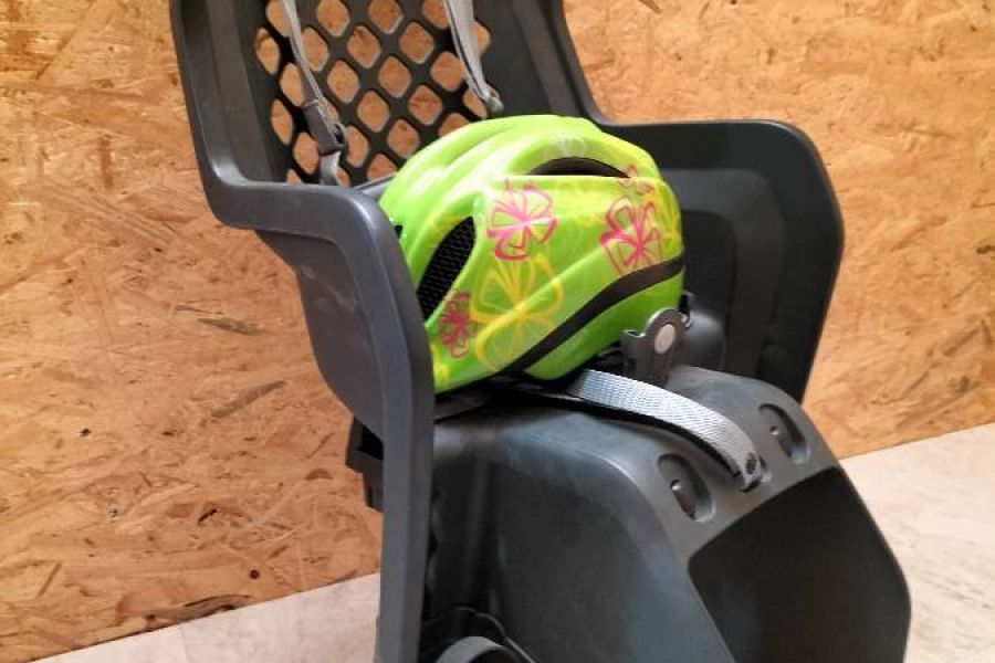 Fahrrad-Kindersitz mit Kinderhelm, sehr guter Zustand - Bild 1