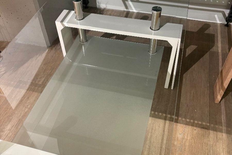 Wohnzimmertisch aus Glas und Metall - Bild 3
