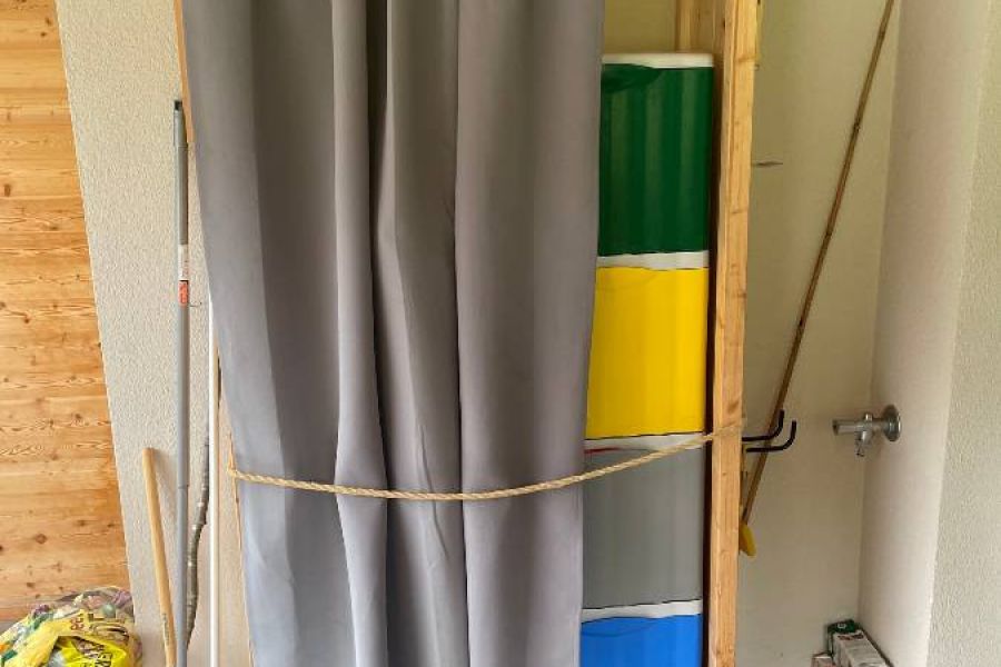 Handgefertigtes Holz-Regal / Mülltonnen-Verkleidung inkl. Müllbehälter - Bild 3