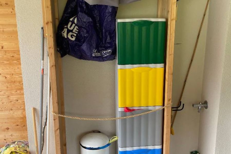 Handgefertigtes Holz-Regal / Mülltonnen-Verkleidung inkl. Müllbehälter - Bild 4